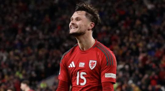 Liam Cullen, em jogo do País de Gales