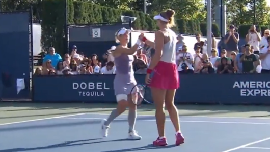 Bia Haddad Maia e Laura Siegemund em jogo de duplas do US Open