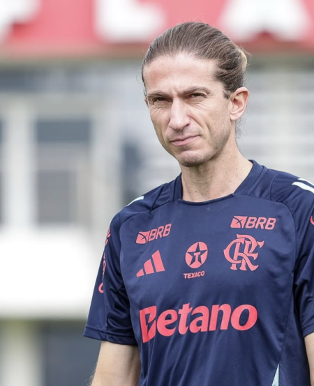Filipe Luís tem dúvida no meio contra o Grêmio