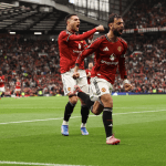 Manchester United marca no fim e vence primeira na Premier League