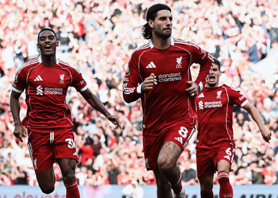 Meia marca golaço, Liverpool vence Arsenal e segue 100% na Premier League