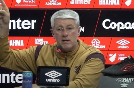 Odair Hellmann durante entrevista coletiva após a vitória do Athletico-PR sobre o Novorizontino