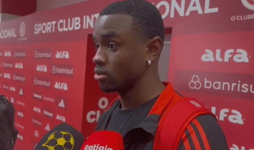 Ricardo Mathias na zona mista do Beira-Rio, em Porto Alegre