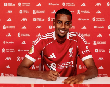 Alexander Isak assina com o Liverpool