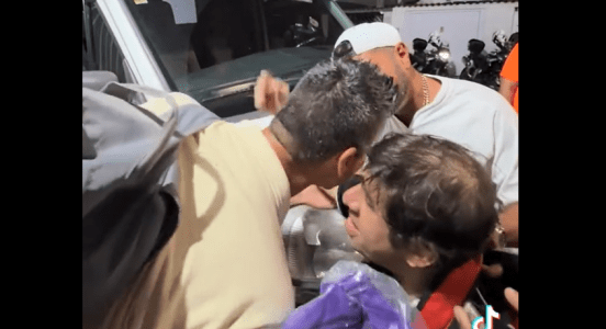 Fábio abraça o torcedor após a camisa de presente