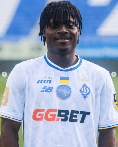 Shola, nigeriano com passagem pelas divisões de base do Flamengo, é o novo reforço do Dínamo de Kiev, da Ucrânia