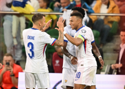 Jogadores da França comemoram gol marcado por Mbappe