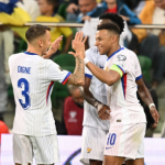Mbappé marca, e França bate a Ucrânia em estreia pelas Eliminatórias