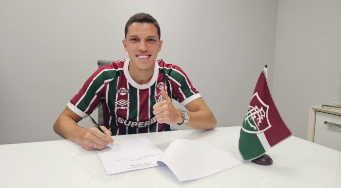Fluminense renova contrato com zagueiro cria de Xerém
