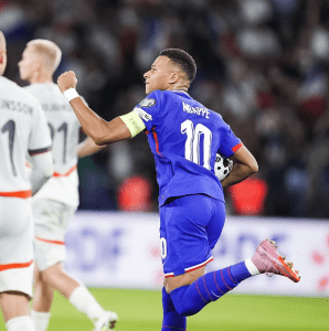 Mbappé foi autor do primeiro gol da França contra a Islândia