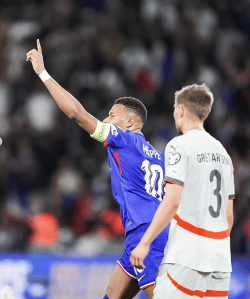 Mbappé durante jogo contra a Islândia