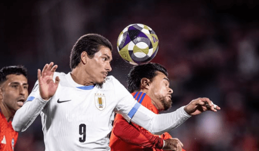 Disputa de bola no jogo entre Uruguai e Chile, pelas Eliminatórias da Copa do Mundo