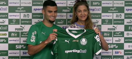 Andreas Pereira (à esquerda), ao lado de Leila Pereira, presidente do Palmeiras