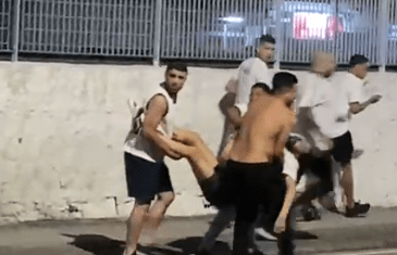 Torcedor vascaíno é carregado após ser baleado em briga de organizadas de Vasco e Botafogo