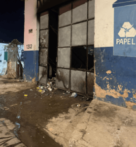Teto desabou e todo o material foi consumido; não houve feridos.
