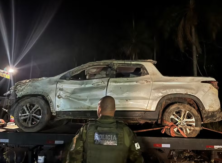 Carro é encontrado enterrado em bunker e quatro homens estão desaparecidos