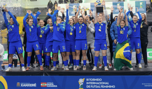 Seleção Brasileira Feminina de Futsal com taça do Torneio Internacional