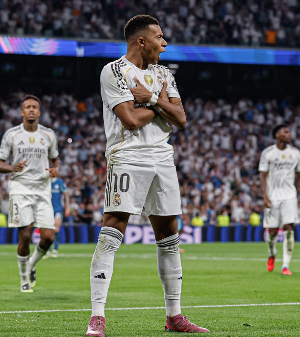 Com um a menos, Real Madrid vira sobre Olympique e estreia com vitória na Champions