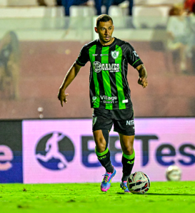 Fabinho durante partida pelo América