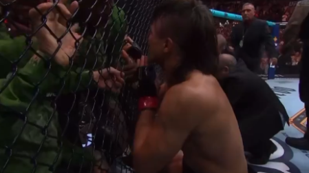 Diego Lopes discute com o corner de Jean Silva no Noche UFC