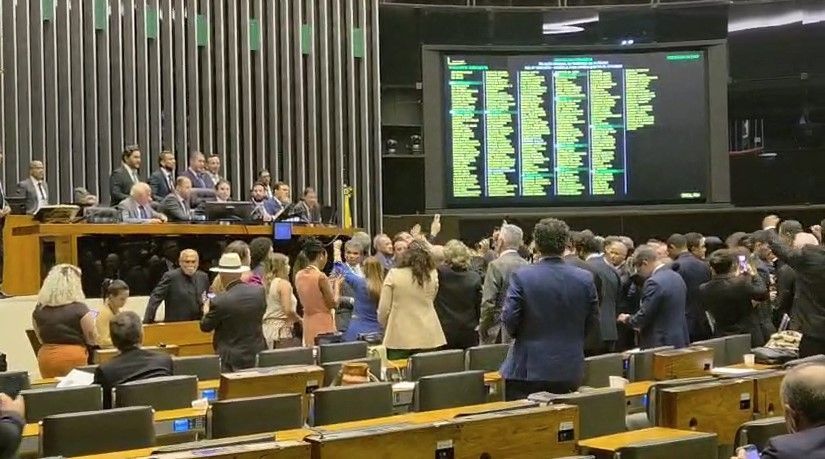 'Sem anistia' e 'anistia já': sessão que vota urgência do projeto começa com tensão