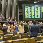 'Sem anistia' e 'anistia já': sessão que vota urgência do projeto começa com tensão