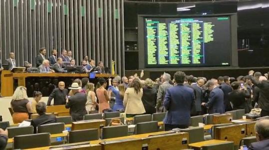 Confusão marcou o início da sessão na Câmara nesta quarta-feira (17)