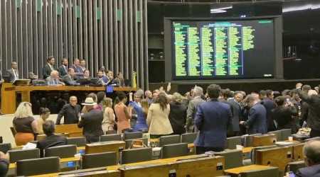 Confusão marcou o início da sessão na Câmara nesta quarta-feira (17)