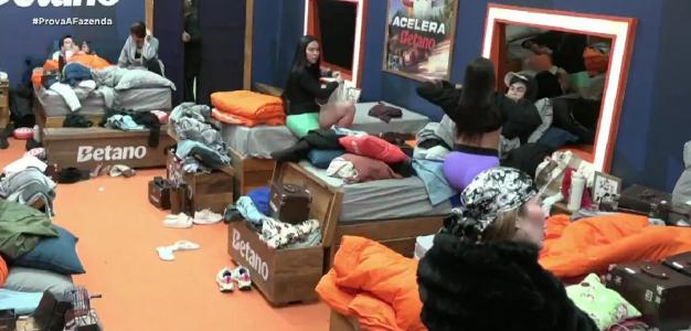 Yoná exibiu os seios durante briga com Wallas