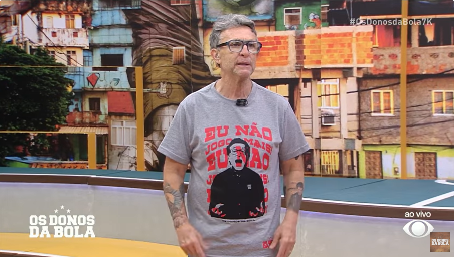 Ídolo do Corinthians presenteia Neto com camisa de time mineiro