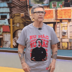 Ídolo do Corinthians presenteia Neto com camisa de time mineiro