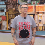 Ídolo do Corinthians presenteia Neto com camisa de time mineiro