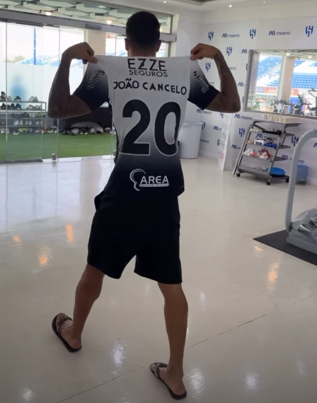 Titular da seleção portuguesa posa com camisa do Corinthians e agita torcedores