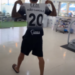 Titular da seleção portuguesa posa com camisa do Corinthians e agita torcedores