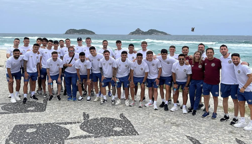 Jogadores do Lanús passeiam na orla do Rio antes de duelo decisivo com Fluminense