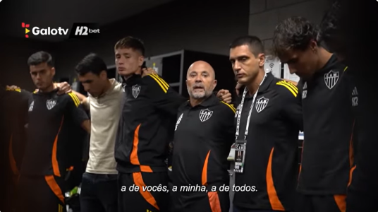 Técnico Jorge Sampaoli discursando aos jogadores do Atlético na Arena MRV