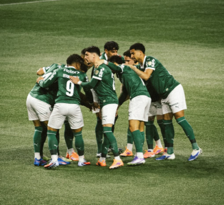 Elenco do palmeiras reunido em jogo da Libertadores