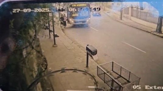 Ônibus da linha 4102 foi parado para receber novos passageiros quando a vítima foi jogada para fora