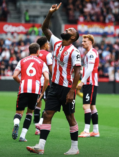 Ex-Cruzeiro marca duas vezes, e Brentford vence Manchester United na Premier League