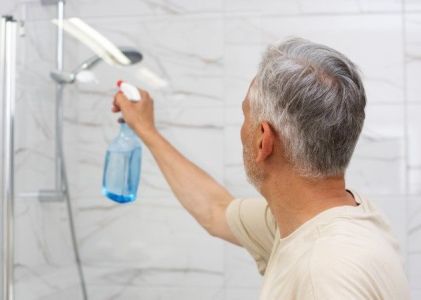 Limpeza regular do box é recomendável para evitar manchas irreversíveis
