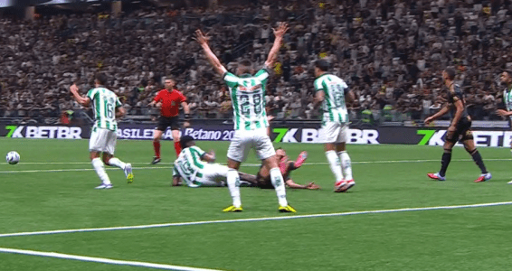 Momento em que Rony caiu e pediu pênalti, em Atlético 0 x 0 Juventude, nesta terça-feira (30)