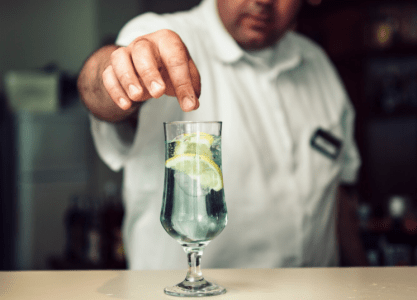 Bebidas adulteradas: especialista explica riscos e formas de prevenção