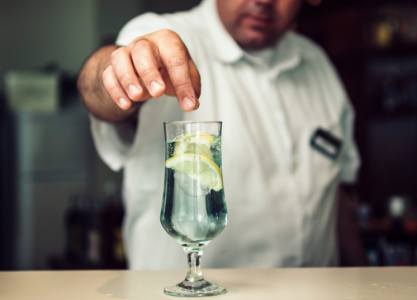 Bebidas adulteradas: especialista explica riscos e formas de prevenção