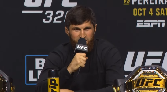 Magomed Ankalaev durante entrevista coletiva antes do UFC 320, em Las Vegas