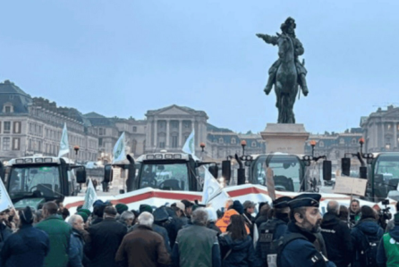 Protesto semana passada em frente ao Palácio de Versalhes, em Paris, envolvendo também o agro brasileiro