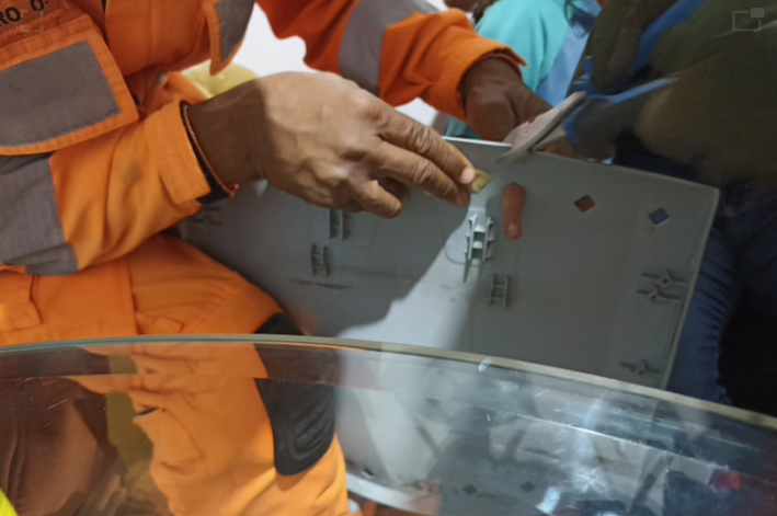 Criança fica com dedo preso em cadeira em Três Corações
