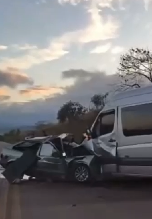 Gol e van colidem frontalmente na MG-129 entre Ouro Branco e Conselheiro Lafaiete neste sábado (4)