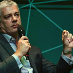 Valdir Barbosa | Juros prejudicam Brasil mais do que tarifaço de Trump, diz especialista