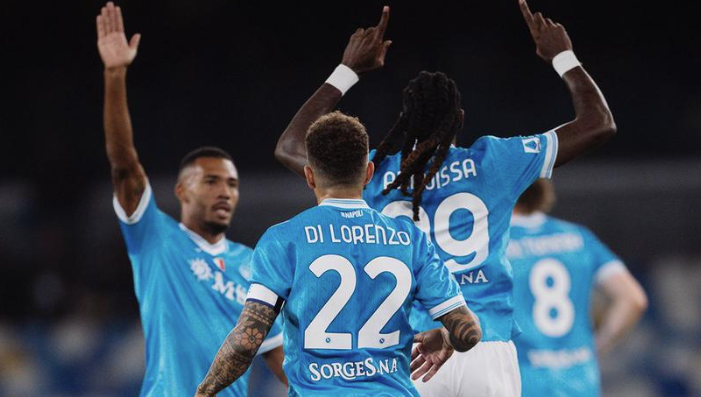 Napoli vence Genoa em casa e assume a liderança do Campeonato Italiano
