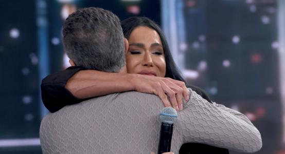 Luciano Huck e Gracyanne Barbosa se abraçam